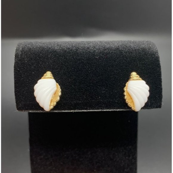 Avon Vintage 1985 Sea Swirls Gold Tone White Acrylic Shell Pierced Stud Earrings - Picture 1 of 3